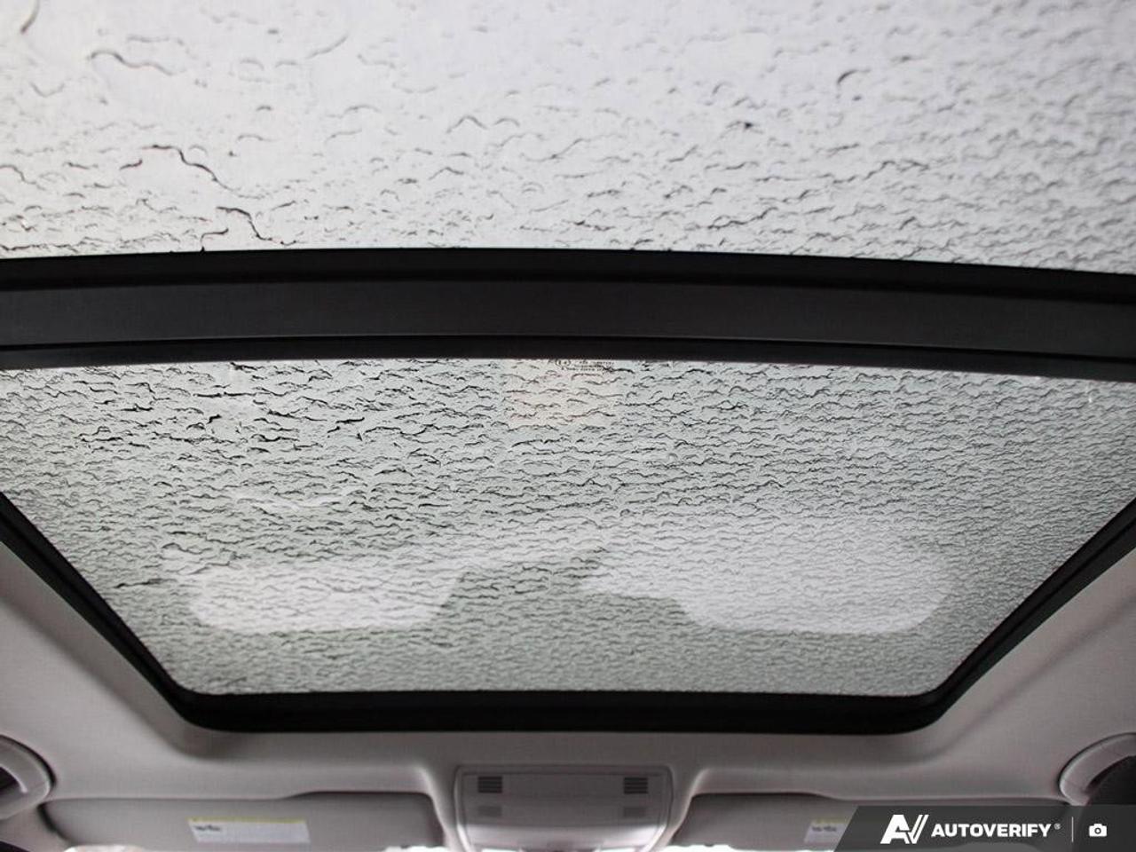 2018 Volkswagen Tiguan ComfortlineCERTIFIED AS-TRADED, NAVIGATION, HTD SE Photo