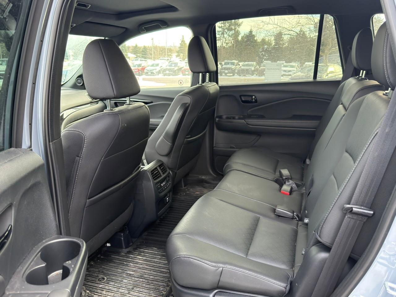 2023 Honda Passport TouringACCIDENT-FREE, HTD + CLD SEATS, SUNROOF, NA Photo