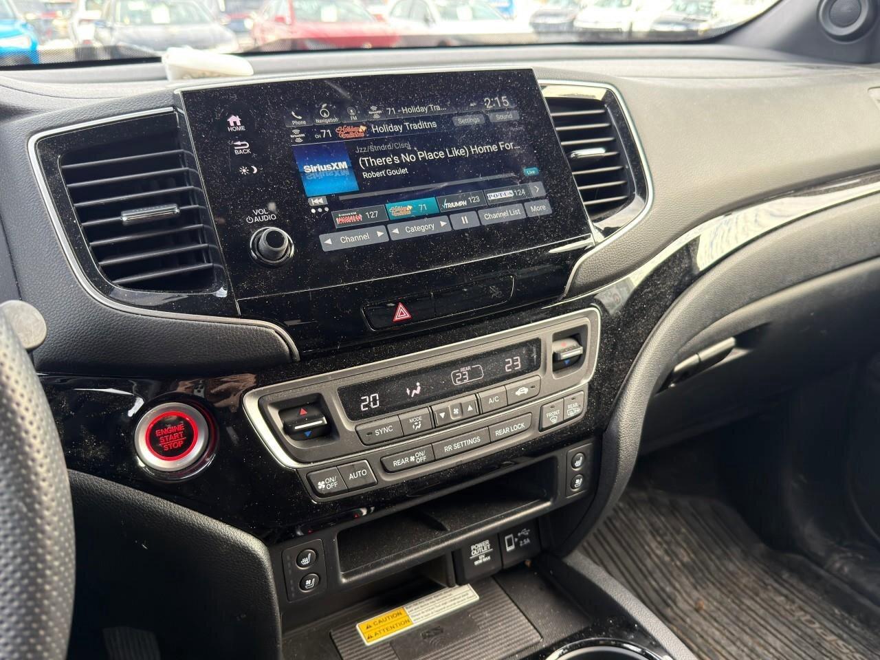 2023 Honda Passport TouringACCIDENT-FREE, HTD + CLD SEATS, SUNROOF, NA Photo