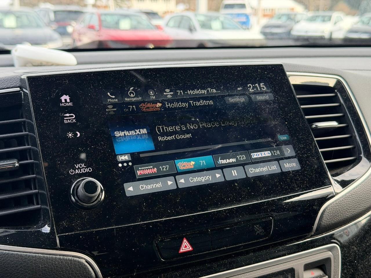 2023 Honda Passport TouringACCIDENT-FREE, HTD + CLD SEATS, SUNROOF, NA Photo