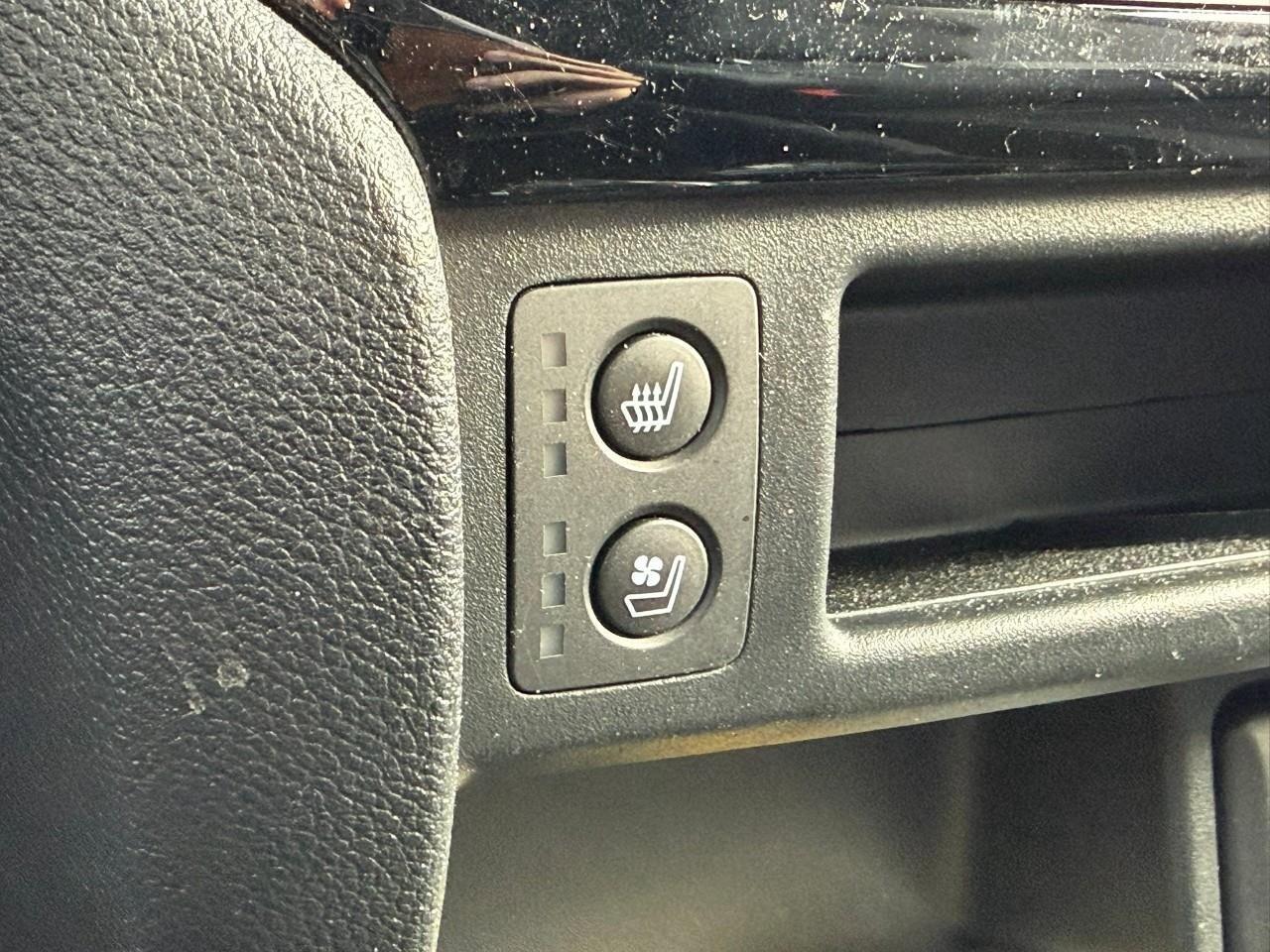 2023 Honda Passport TouringACCIDENT-FREE, HTD + CLD SEATS, SUNROOF, NA Photo