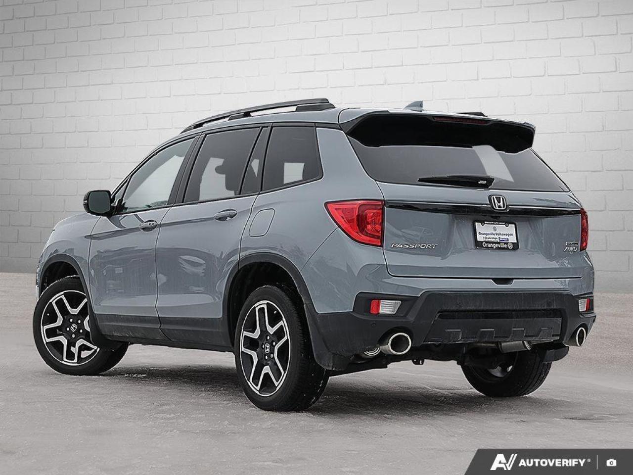 2023 Honda Passport TouringACCIDENT-FREE, HTD + CLD SEATS, SUNROOF, NA Photo