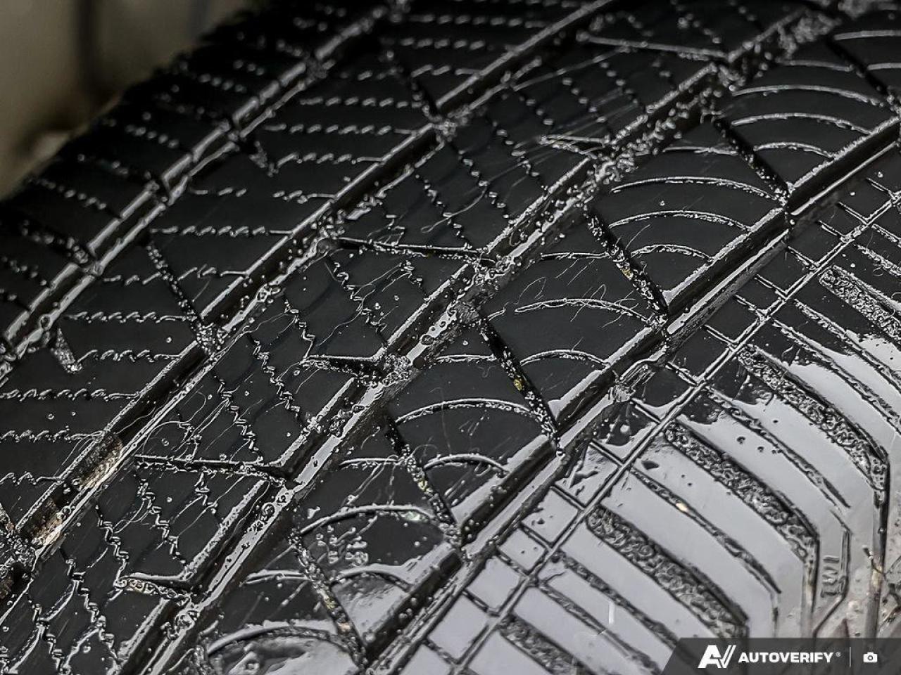 2023 Honda Passport TouringACCIDENT-FREE, HTD + CLD SEATS, SUNROOF, NA Photo