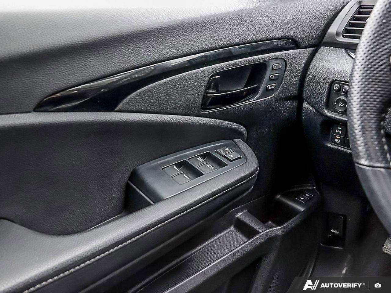 2023 Honda Passport TouringACCIDENT-FREE, HTD + CLD SEATS, SUNROOF, NA Photo