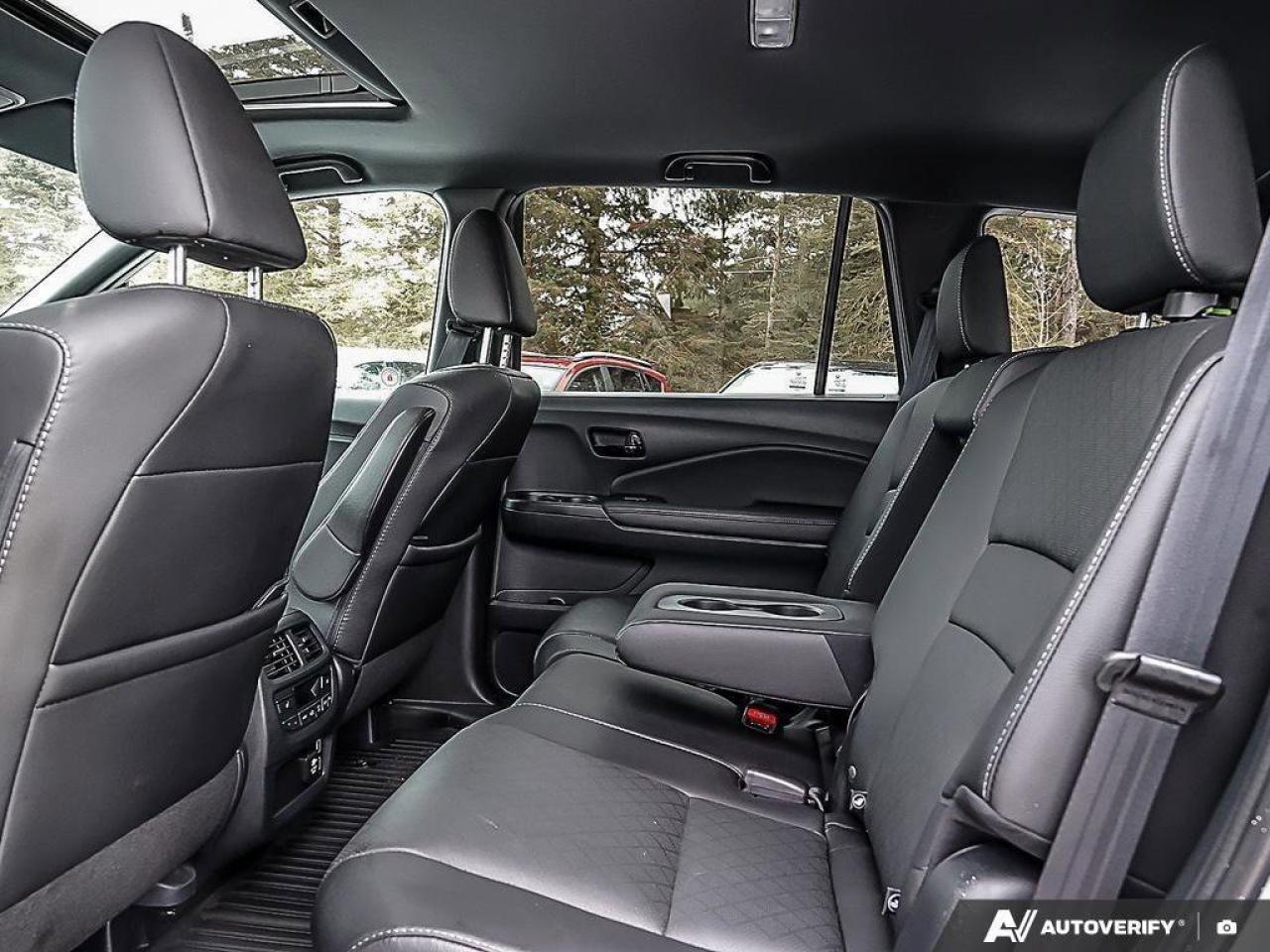 2023 Honda Passport TouringACCIDENT-FREE, HTD + CLD SEATS, SUNROOF, NA Photo