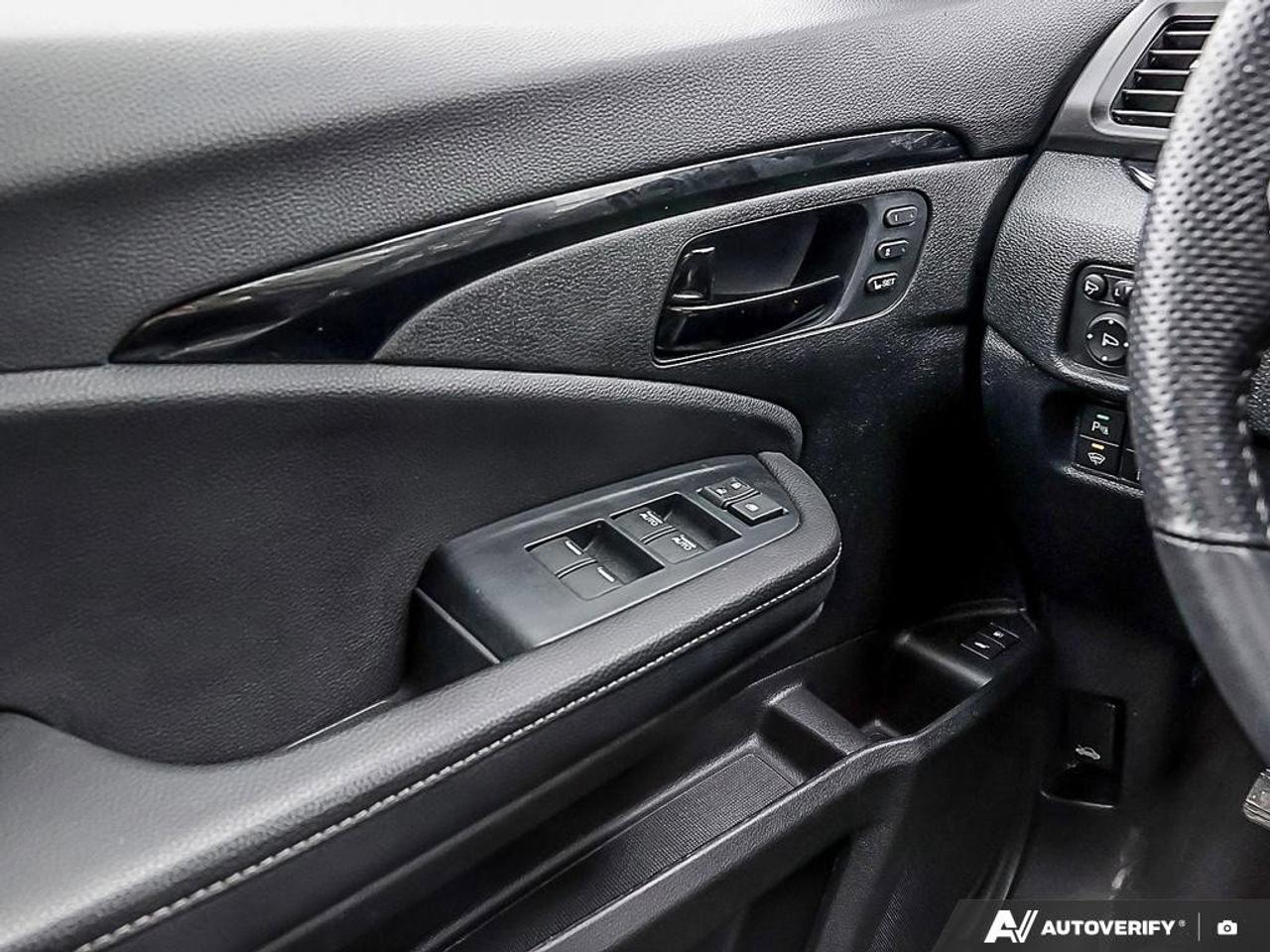 2023 Honda Passport TouringACCIDENT-FREE, HTD + CLD SEATS, SUNROOF, NA Photo