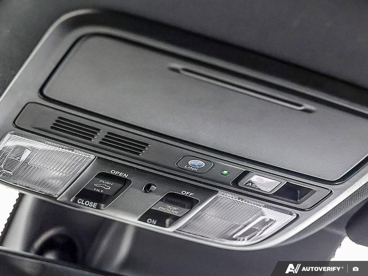 2023 Honda Passport TouringACCIDENT-FREE, HTD + CLD SEATS, SUNROOF, NA Photo