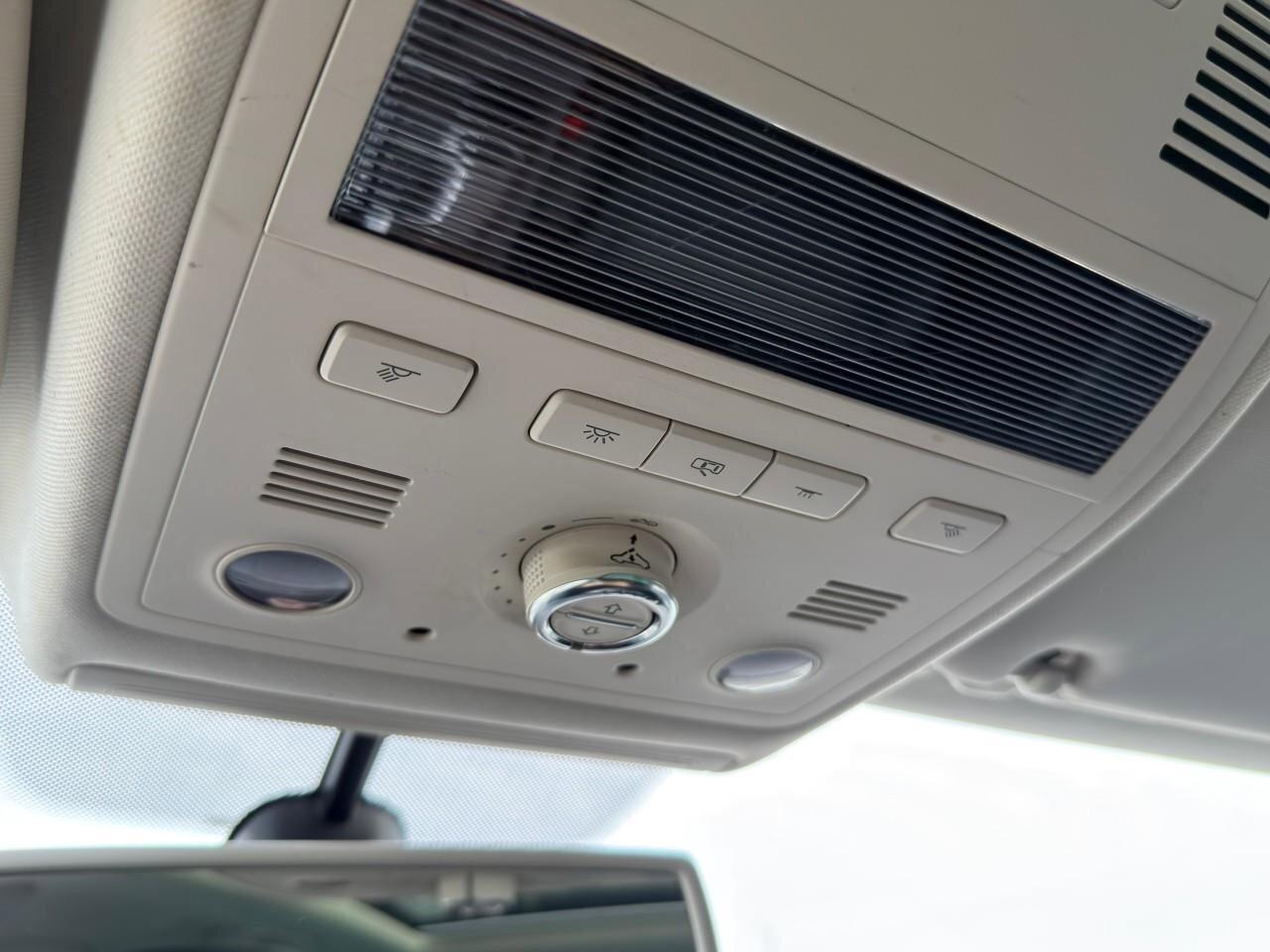 2016 Volkswagen Touareg 3.6L HighlineCERTIFIED AS-TRADED, ONE-OWNER, ACCID Photo