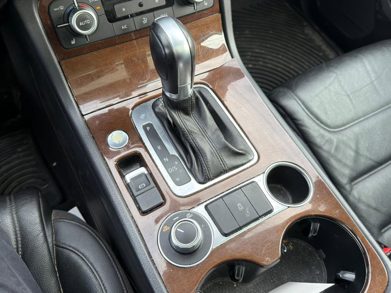 2016 Volkswagen Touareg 3.6L HighlineCERTIFIED AS-TRADED, ONE-OWNER, ACCID Photo