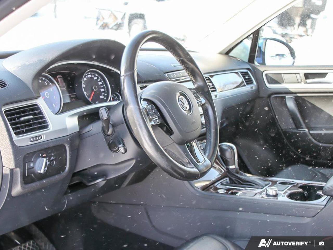 2016 Volkswagen Touareg 3.6L HighlineCERTIFIED AS-TRADED, ONE-OWNER, ACCID Photo