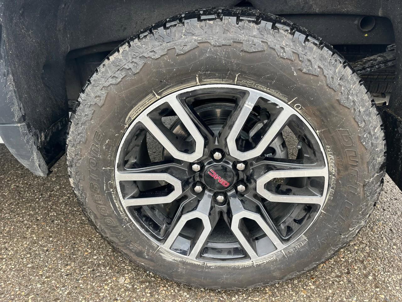 2025 GMC Sierra 1500 AT4AT4, DURAMAX 3.0L, 4X4, LEATHER, ALLOYS, LOW KM Photo