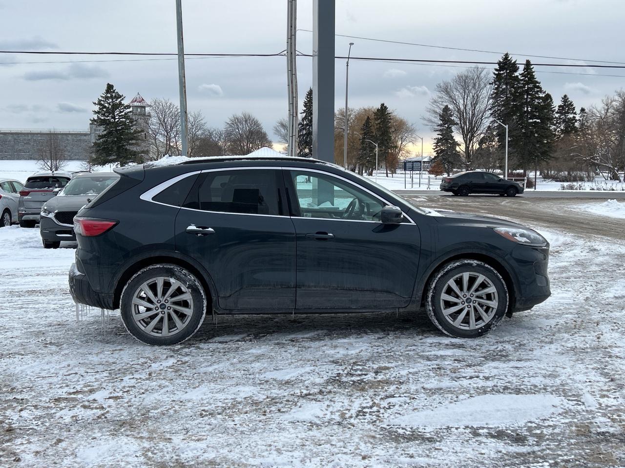 2022 Ford Escape Titanium Hybrid AWD Photo