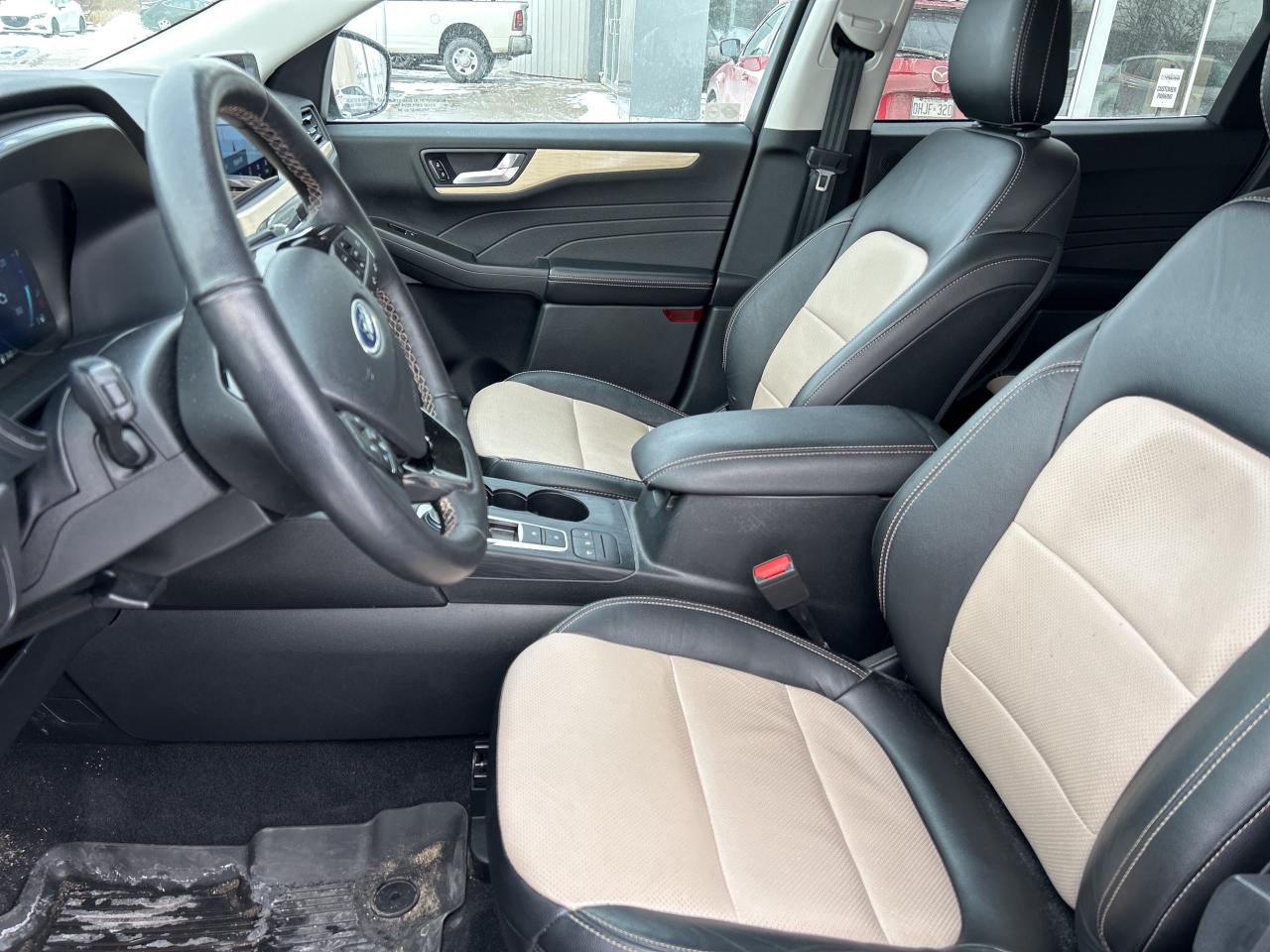 2022 Ford Escape Titanium Hybrid AWD Photo