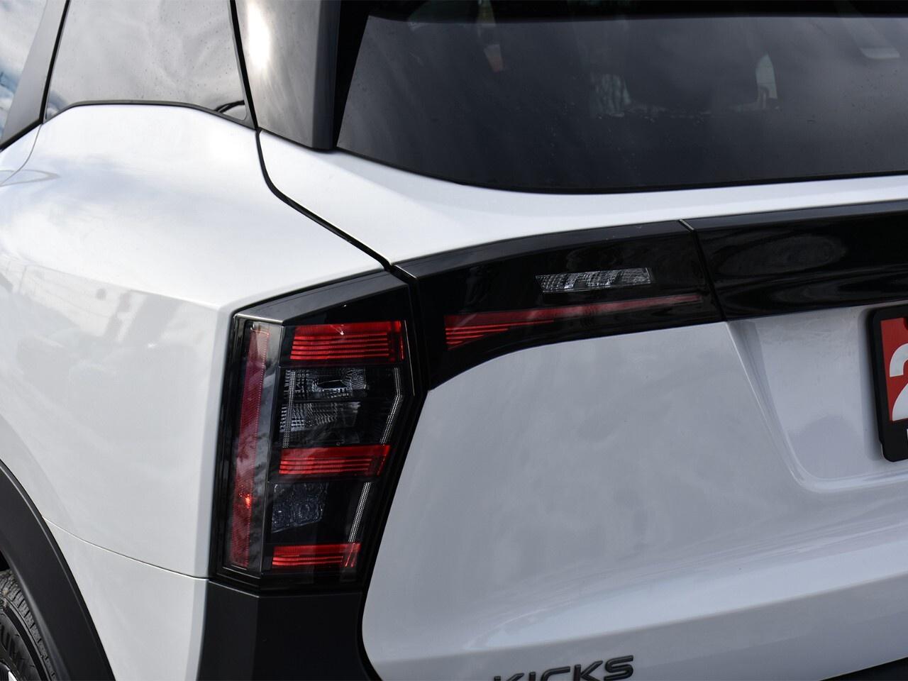 2025 Nissan Kicks SV AWD, DEMO CLEARANCE !! Photo