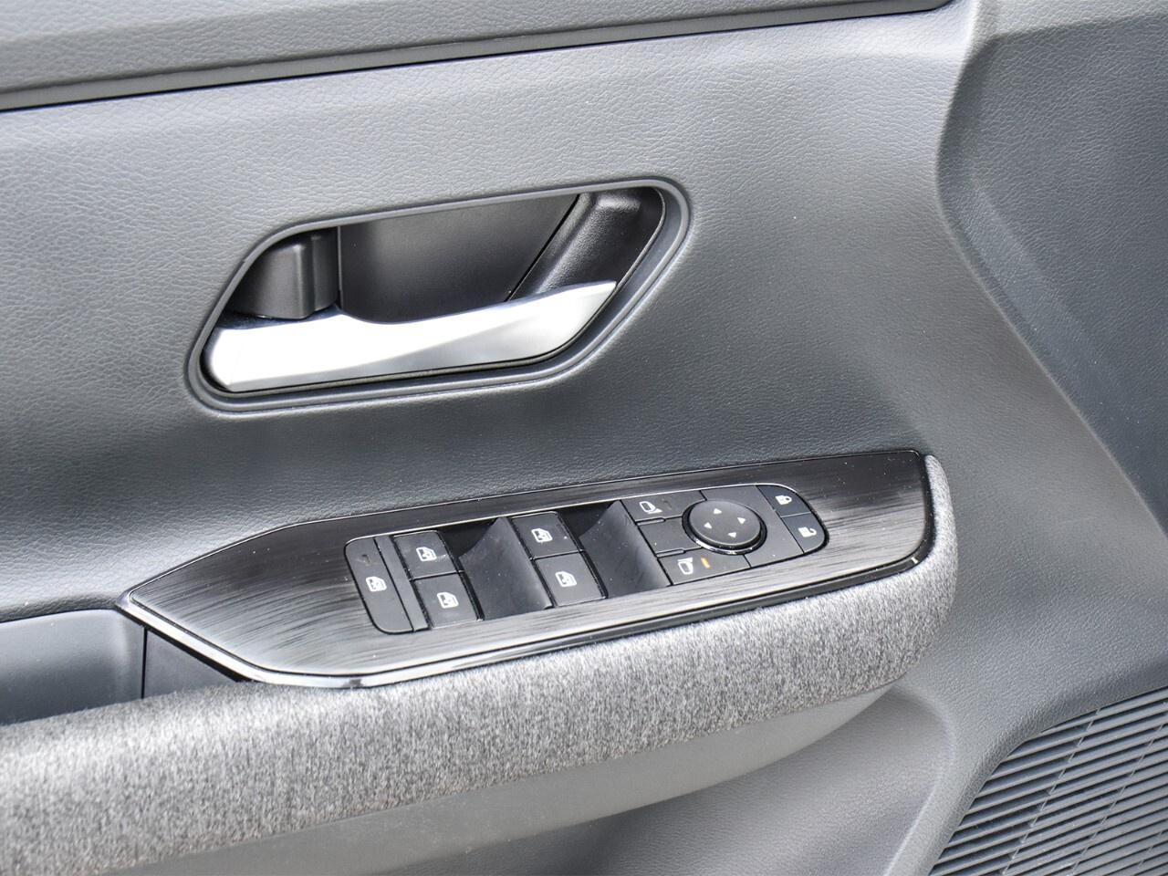 2025 Nissan Kicks SV AWD, DEMO CLEARANCE !! Photo