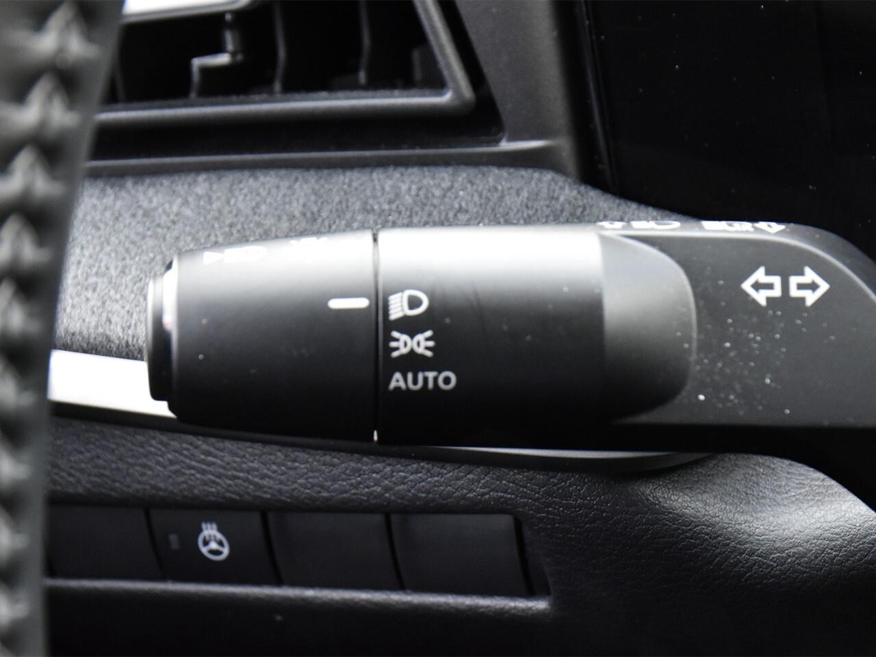 2025 Nissan Kicks SV AWD, DEMO CLEARANCE !! Photo