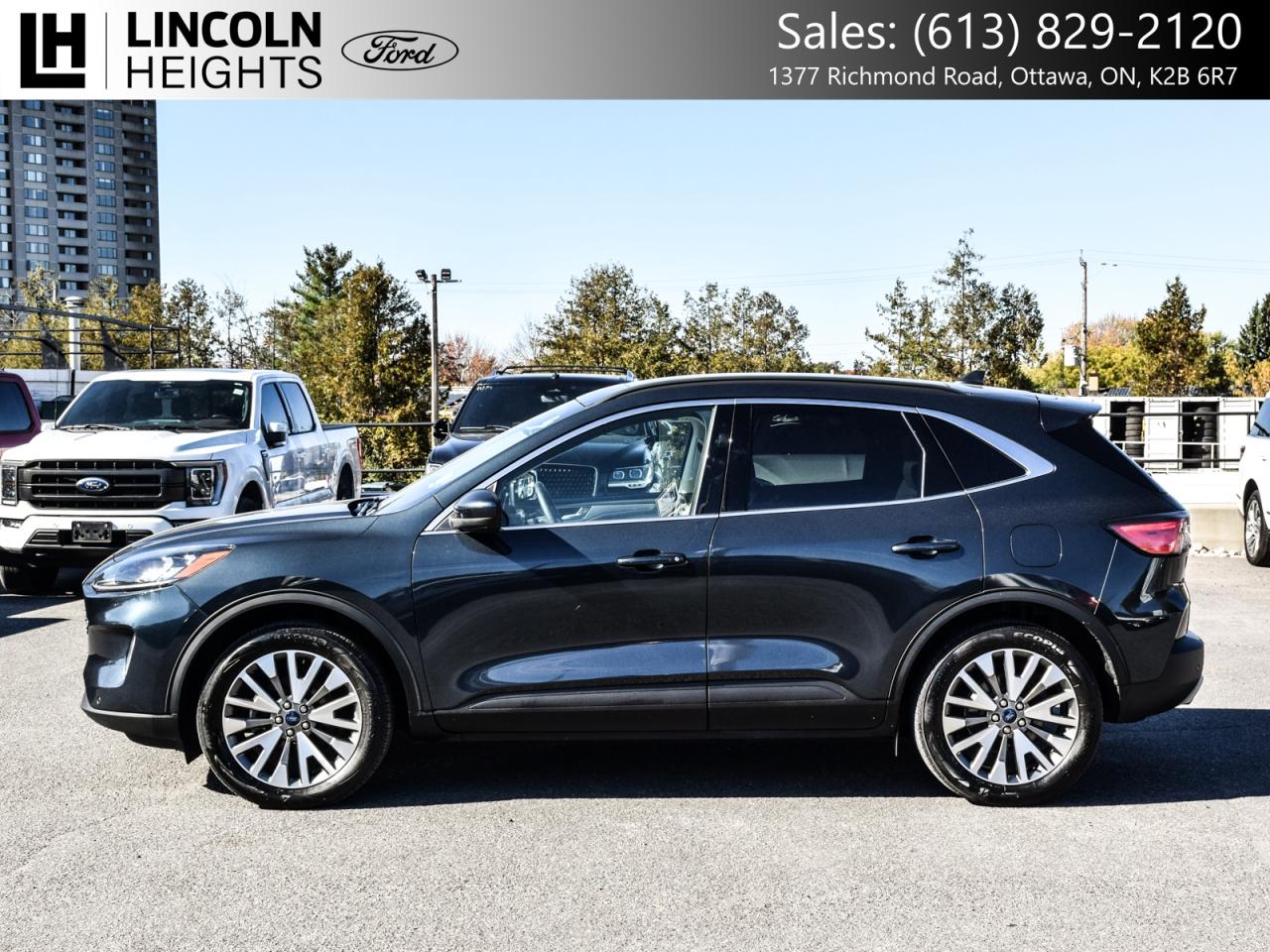 2022 Ford Escape Titanium AWD Photo2