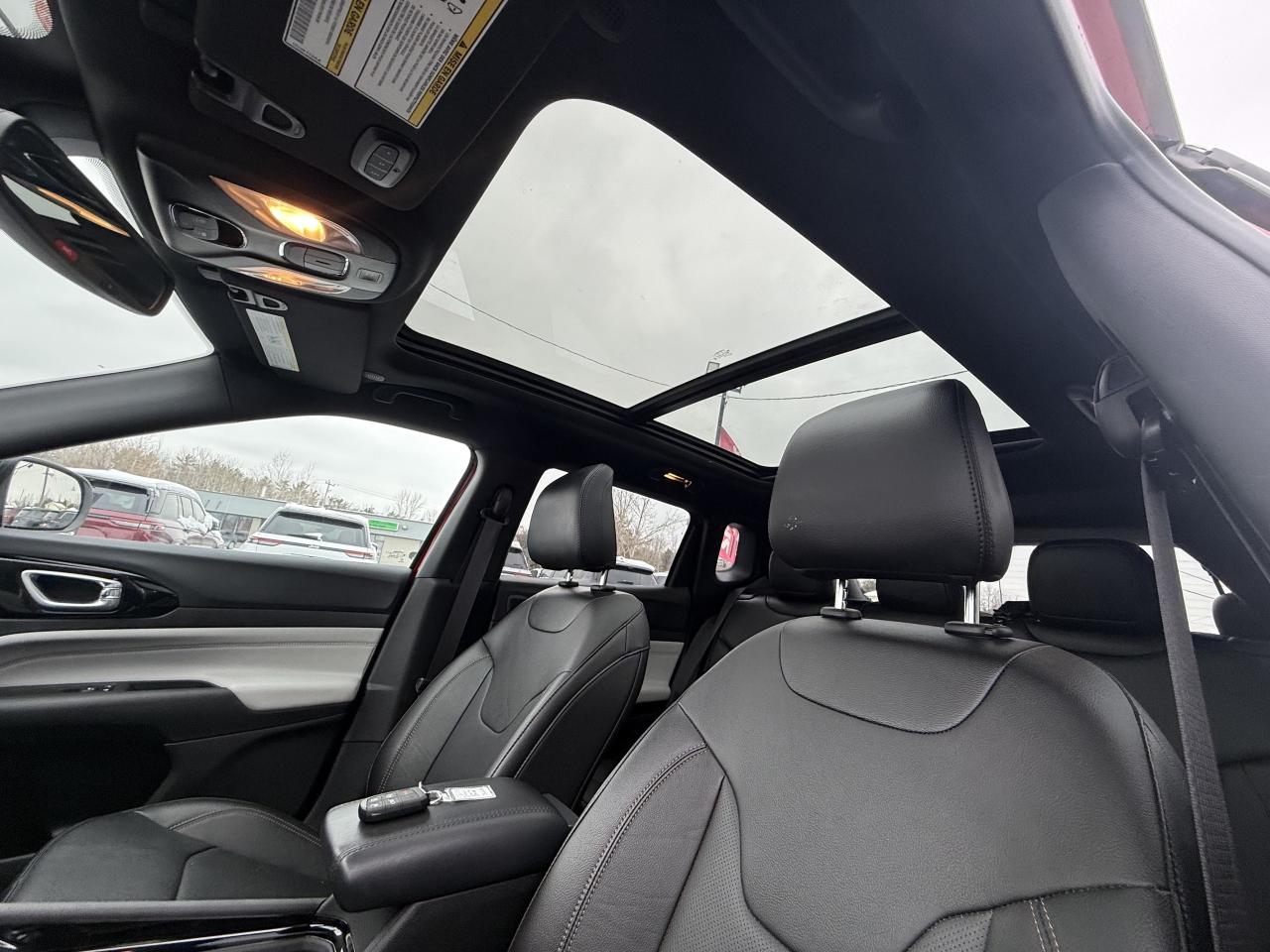 2024 Jeep Compass Limited 4x4 - Pano Sunroof - Power liftgate Photo