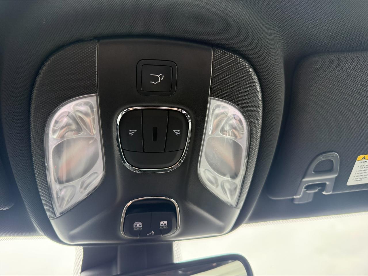 2024 Jeep Compass Limited 4x4 - Pano Sunroof - Power liftgate Photo