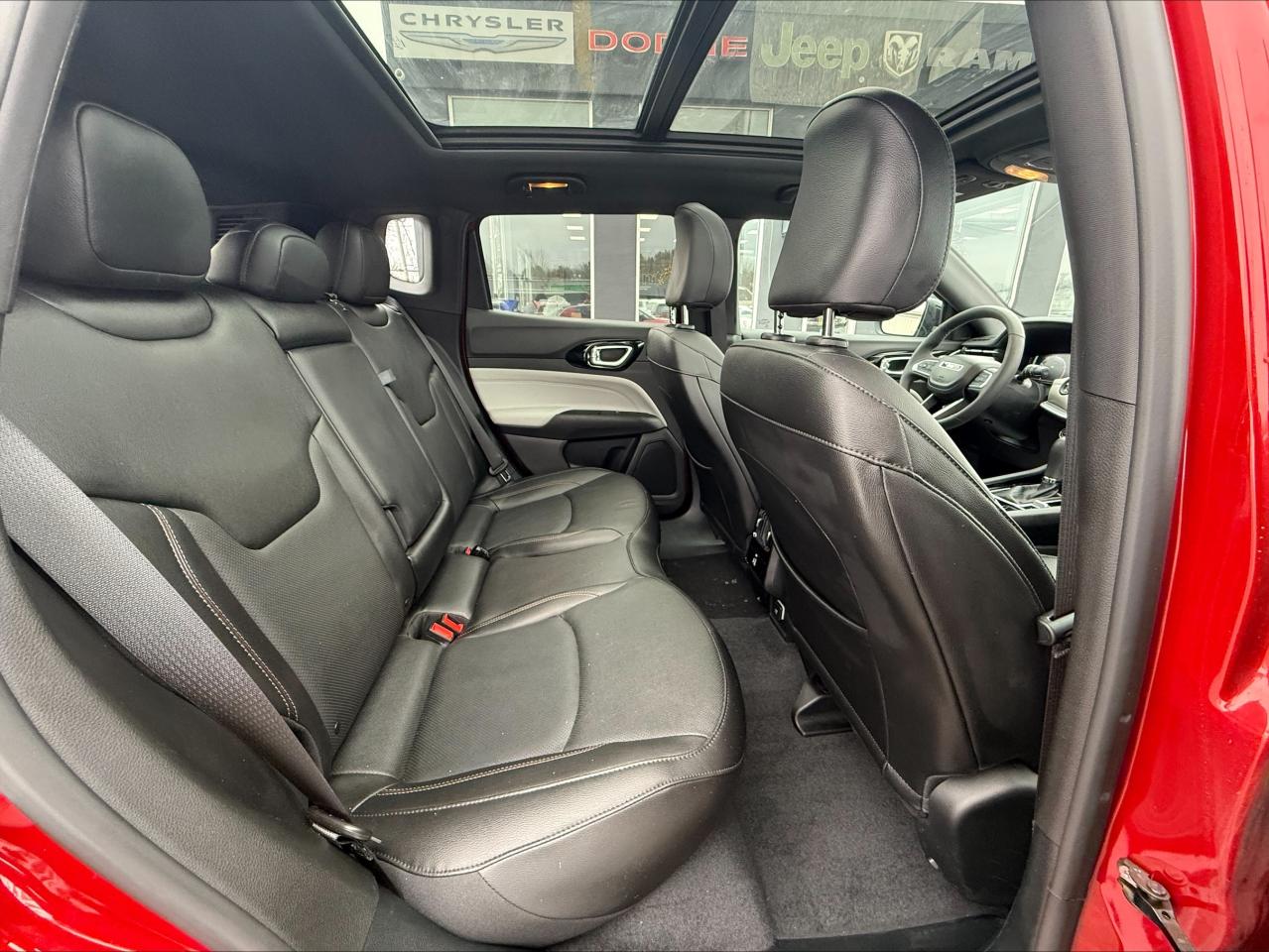 2024 Jeep Compass Limited 4x4 - Pano Sunroof - Power liftgate Photo