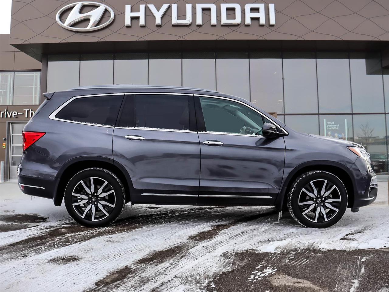 2022 Honda Pilot TOURING 8-PASSENGER Photo2