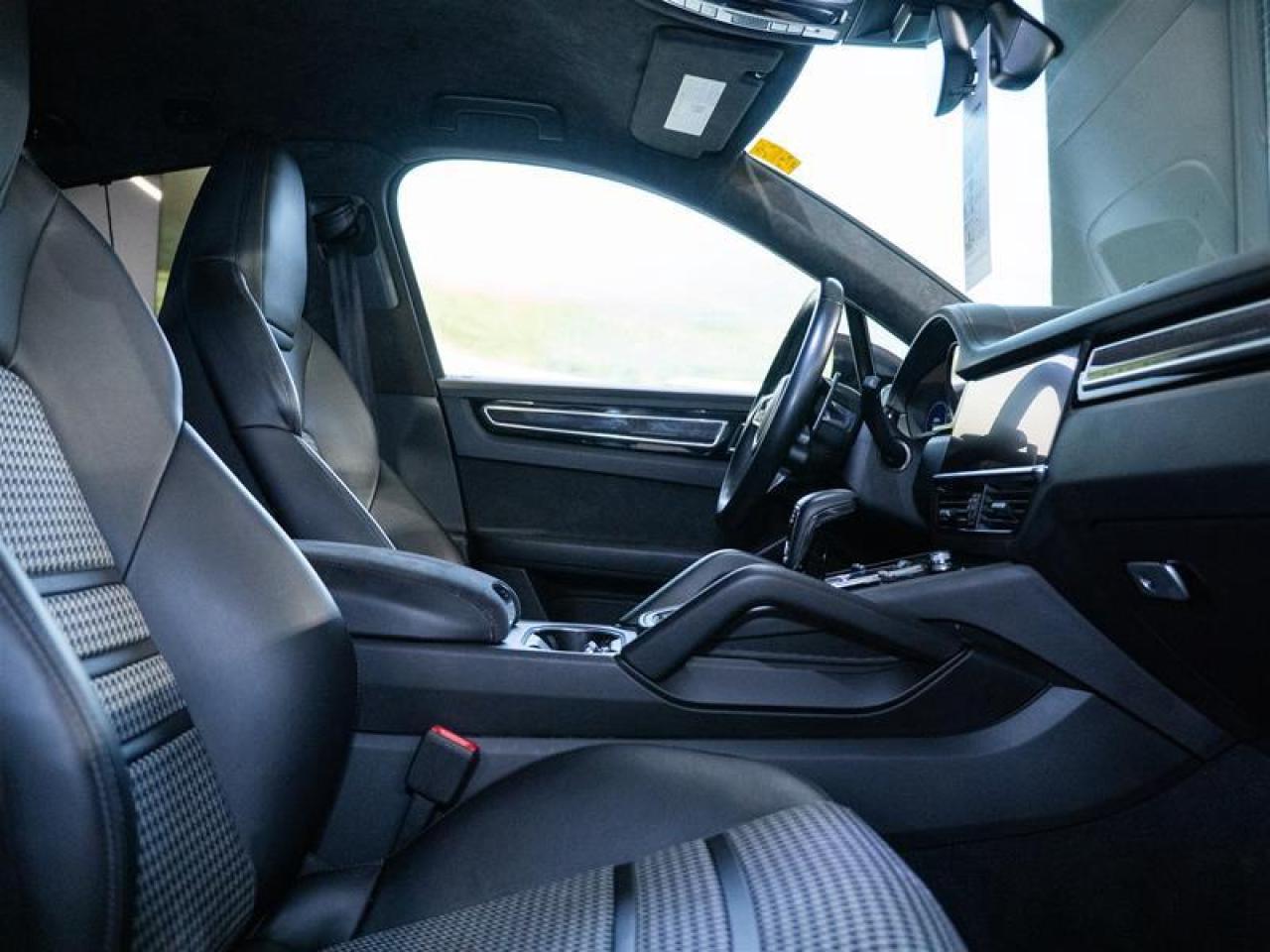 2023 Porsche Cayenne GTS Coupe Photo