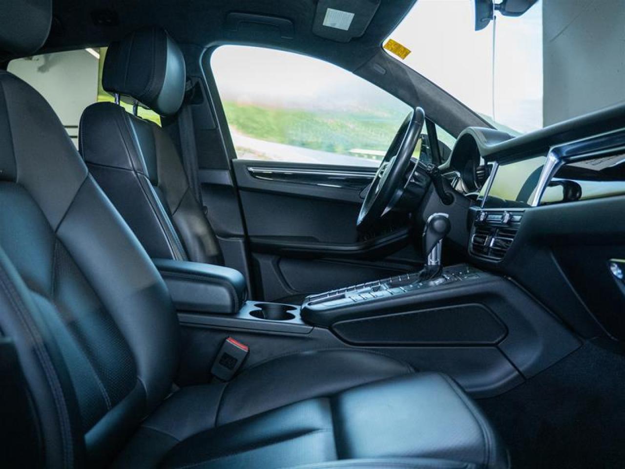 2020 Porsche Macan Turbo Photo