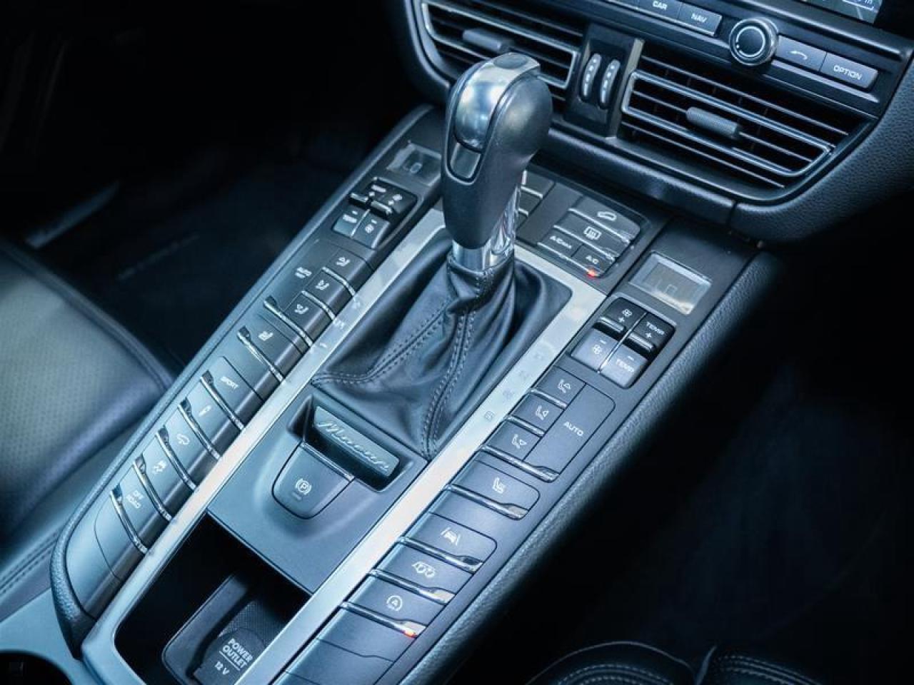 2020 Porsche Macan Turbo Photo