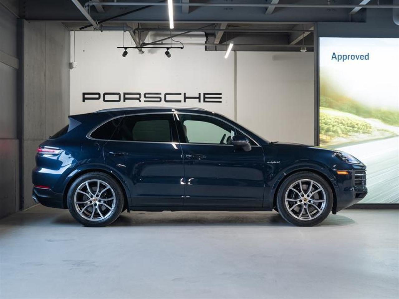 2024 Porsche Cayenne S e-Hybrid AWD Photo4