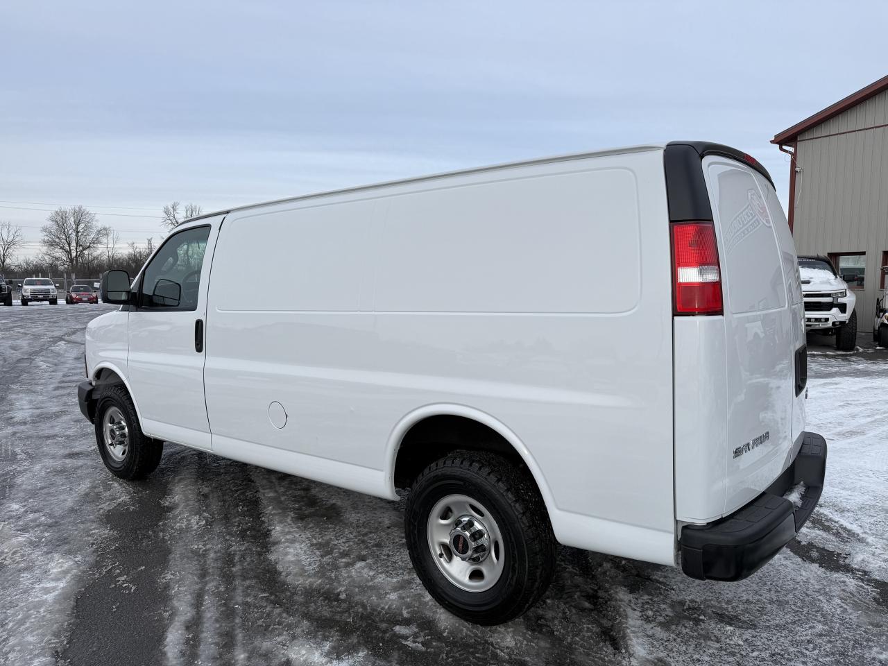 2023 GMC Savana Cargo Van RWD 2500 135 Photo4