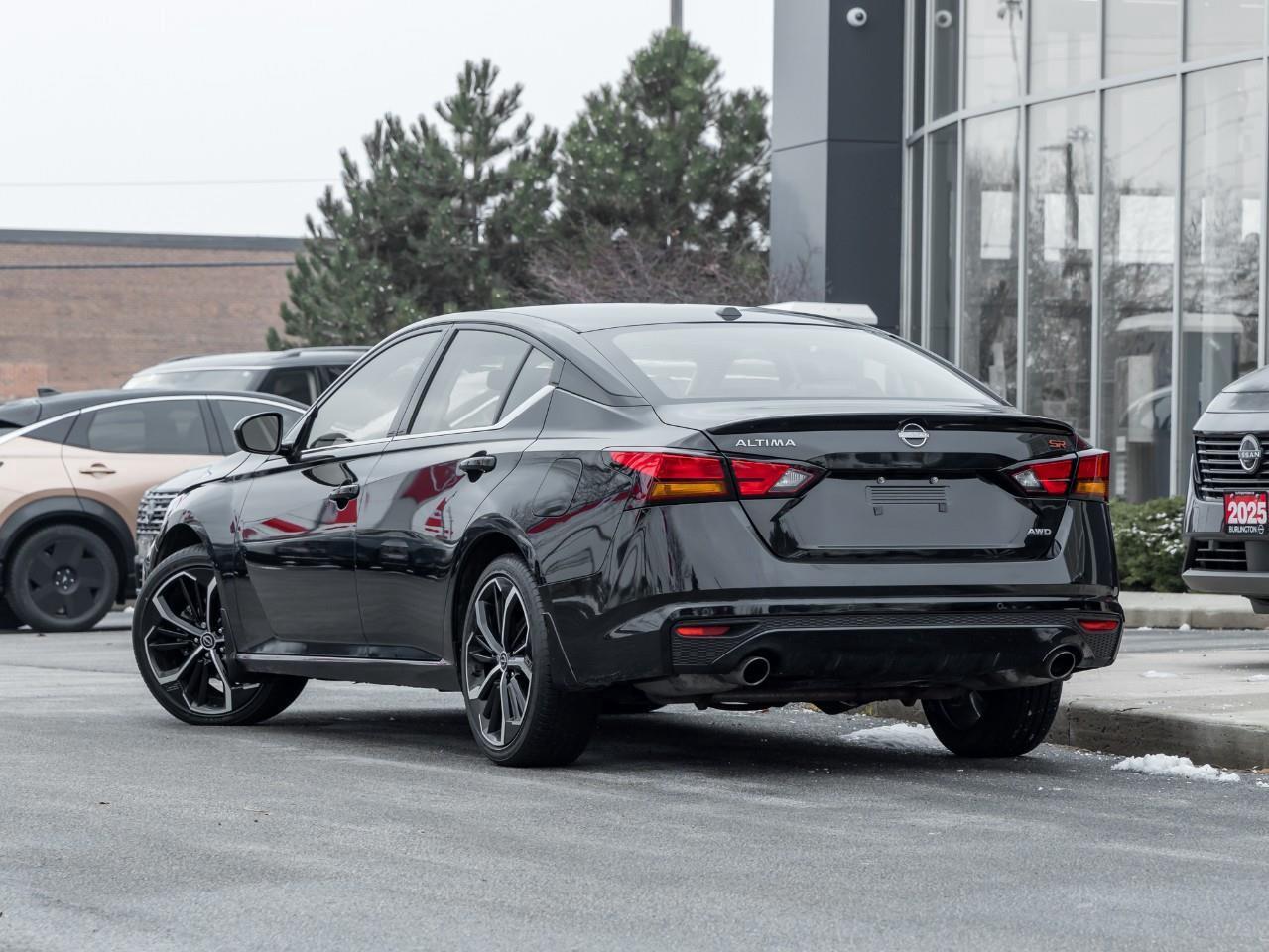 2023 Nissan Altima SR Photo