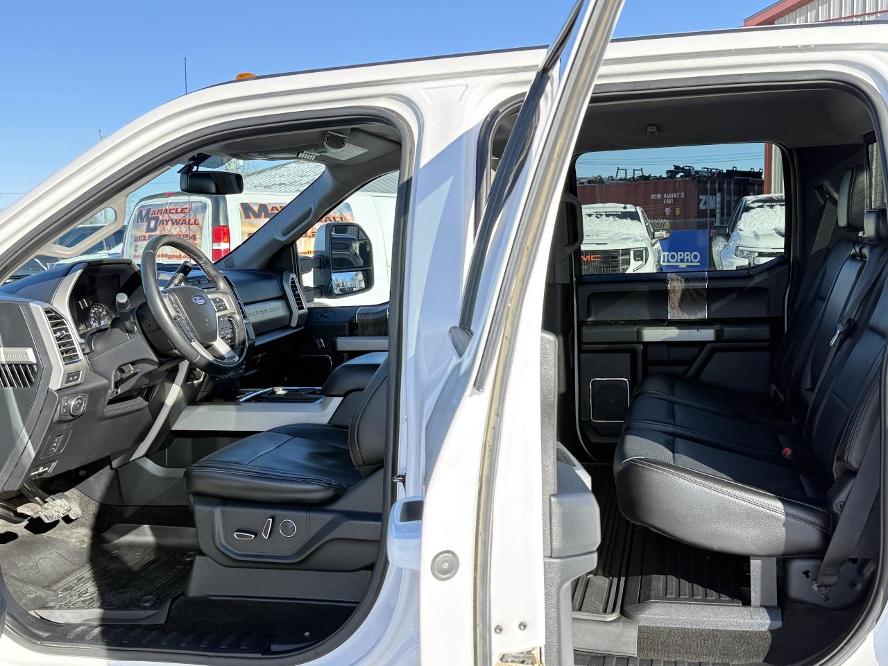 2017 Ford F-350 LARIAT POWERSTROKE DUALLY 4X4 Photo