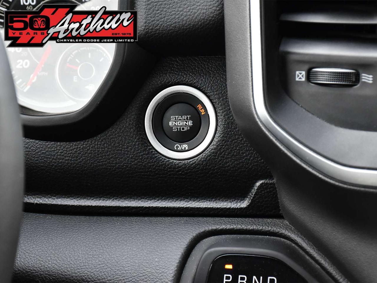 2025 RAM 1500 BIG HORN CREW CAB 4X4 Photo