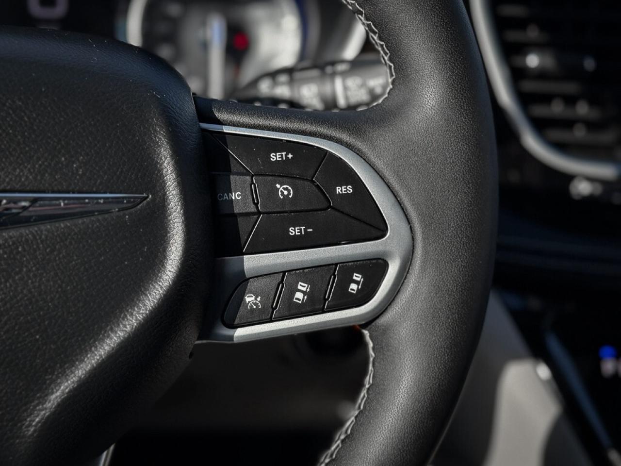 2024 Chrysler Pacifica Limited   360 CAM   DUAL DVD   PWR DOORS   PANO RO Photo