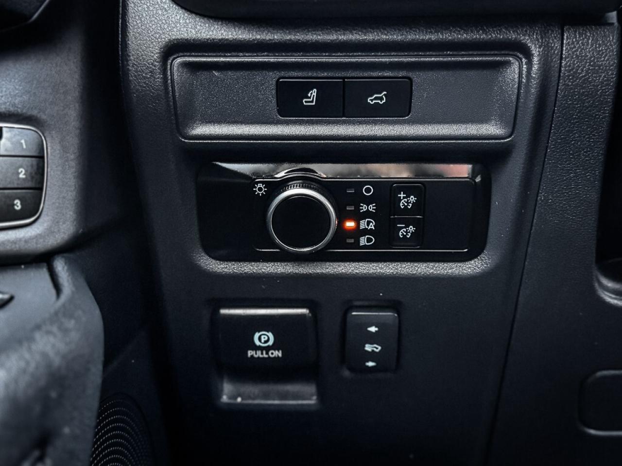 2023 Ford Expedition XLT   12 DISPLAY   PANO ROOF   REMOTE START   BLIN Photo