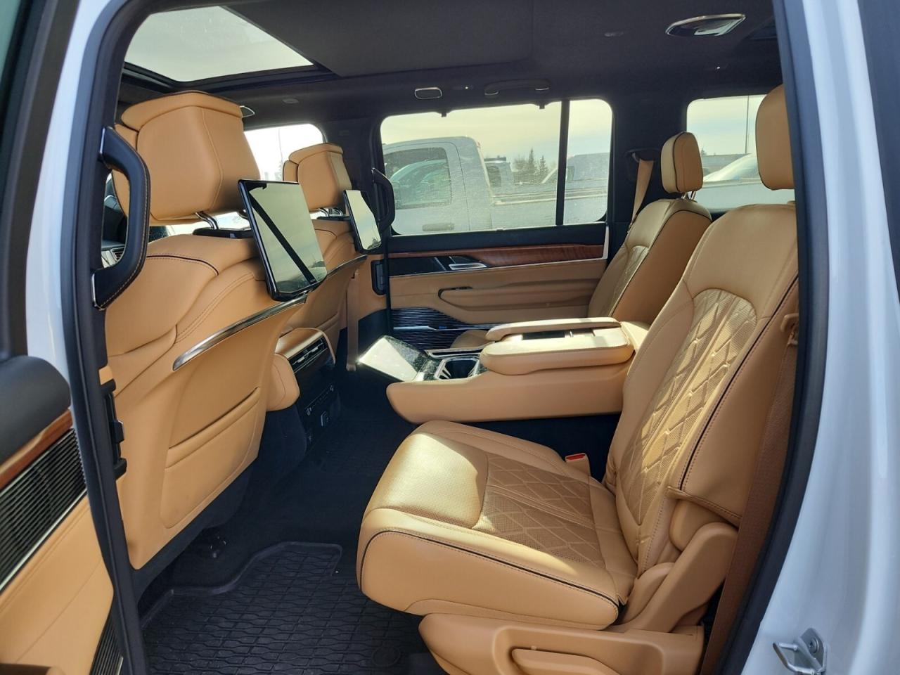 2025 Jeep Grand Wagoneer L Series III   SERIES 3   HEAVY DUTY TOW PKG   DUAL Photo