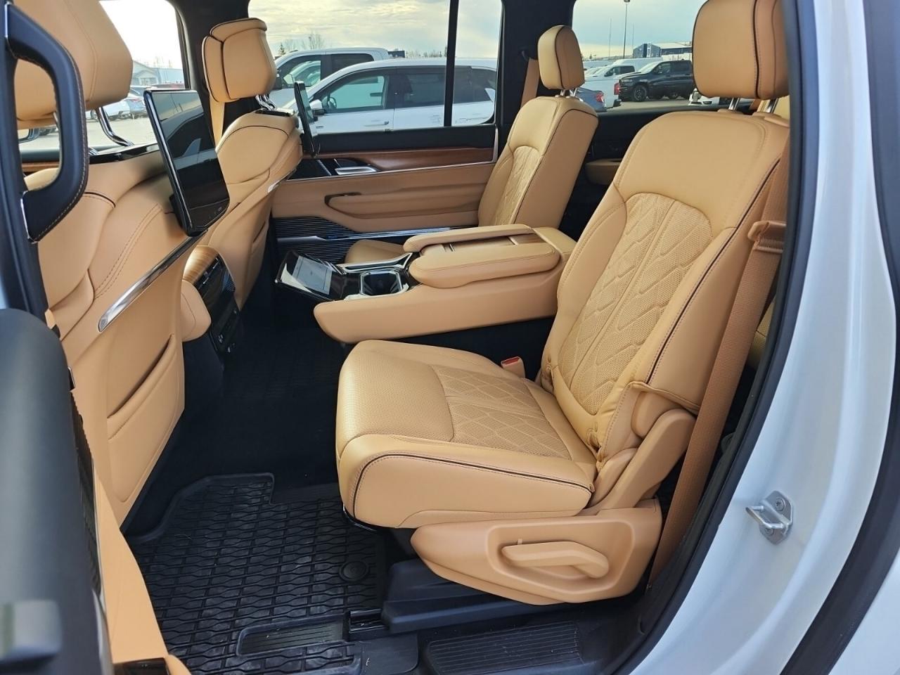 2025 Jeep Grand Wagoneer L Series III   SERIES 3   HEAVY DUTY TRAILER TOW PKG Photo