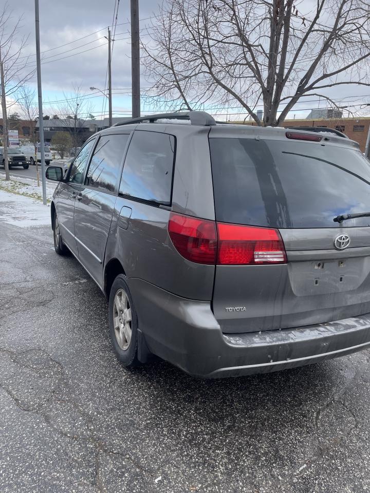 2005 Toyota Sienna LE 7-Passenger power seat  alloys Photo