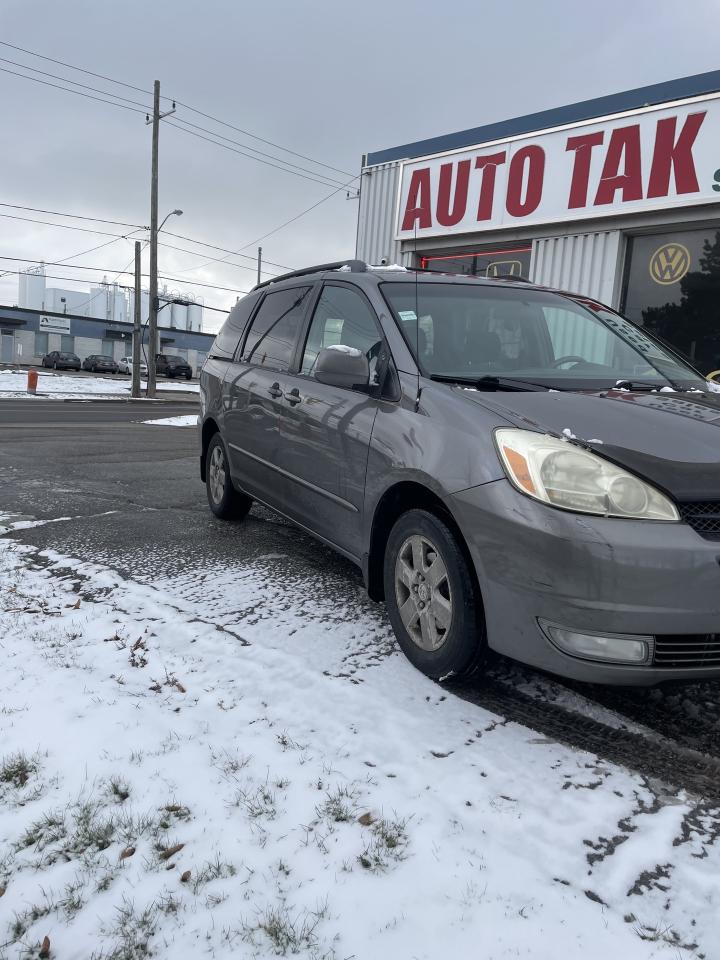 2005 Toyota Sienna LE 7-Passenger power seat  alloys Photo