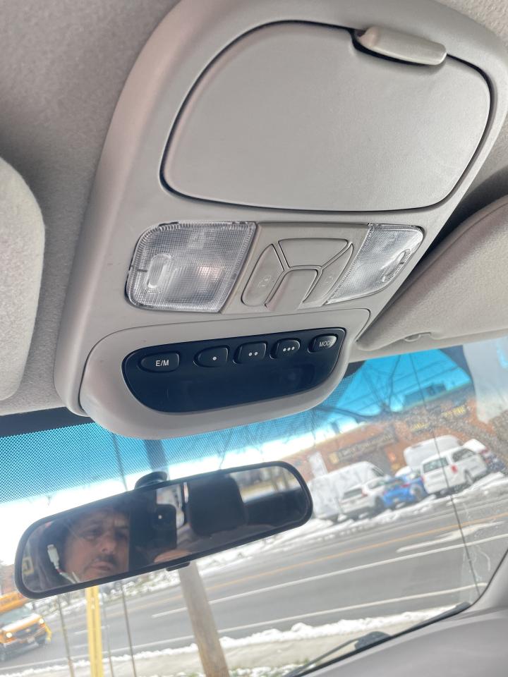 2005 Toyota Sienna LE 7-Passenger power seat  alloys Photo