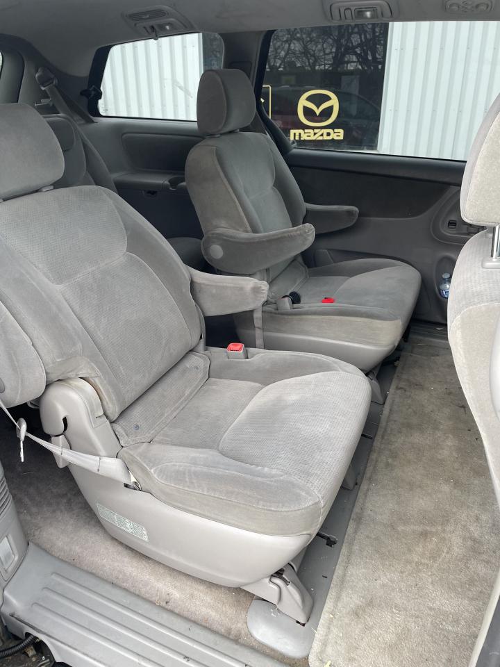 2005 Toyota Sienna LE 7-Passenger power seat  alloys Photo