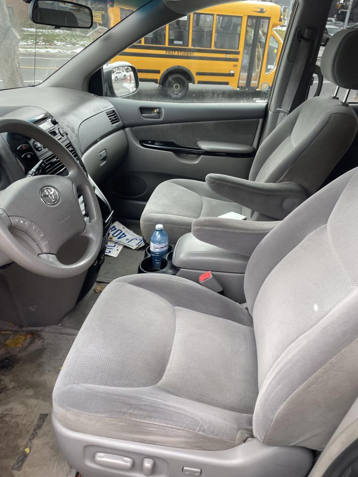 2005 Toyota Sienna LE 7-Passenger power seat  alloys Photo