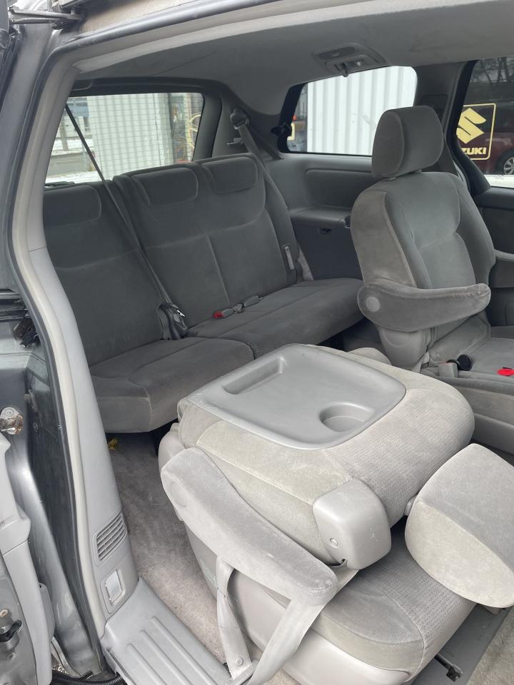 2005 Toyota Sienna LE 7-Passenger power seat  alloys Photo