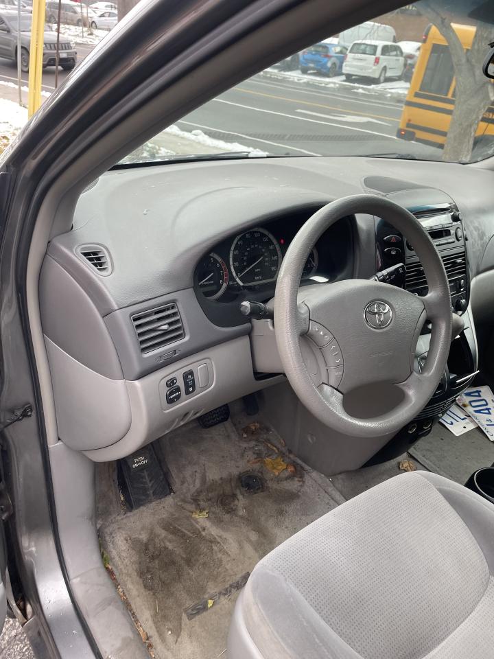 2005 Toyota Sienna LE 7-Passenger power seat  alloys Photo