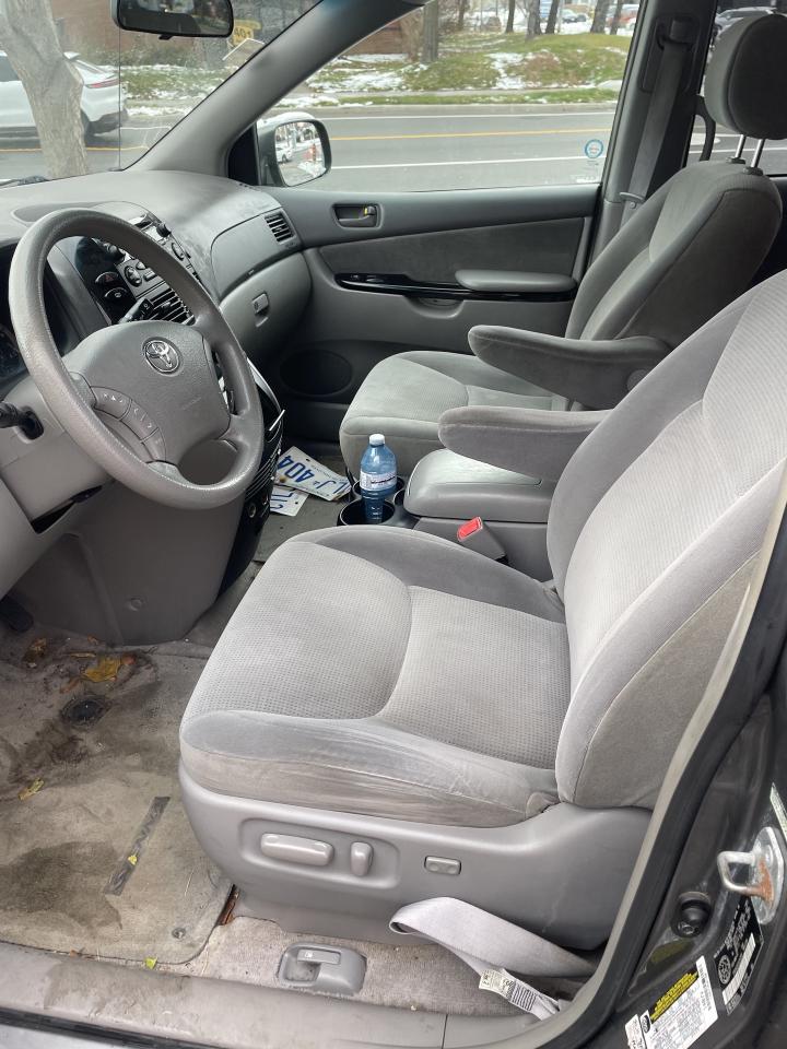 2005 Toyota Sienna LE 7-Passenger power seat  alloys Photo