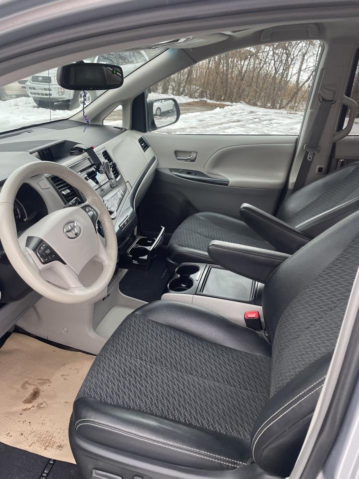 2014 Toyota Sienna SE 8 PASS BACKUP CAMERA SUNROOF LEATHER Photo