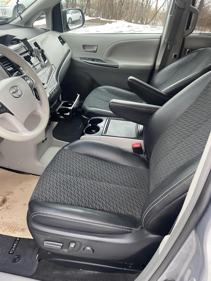 2014 Toyota Sienna SE 8 PASS BACKUP CAMERA SUNROOF LEATHER Photo