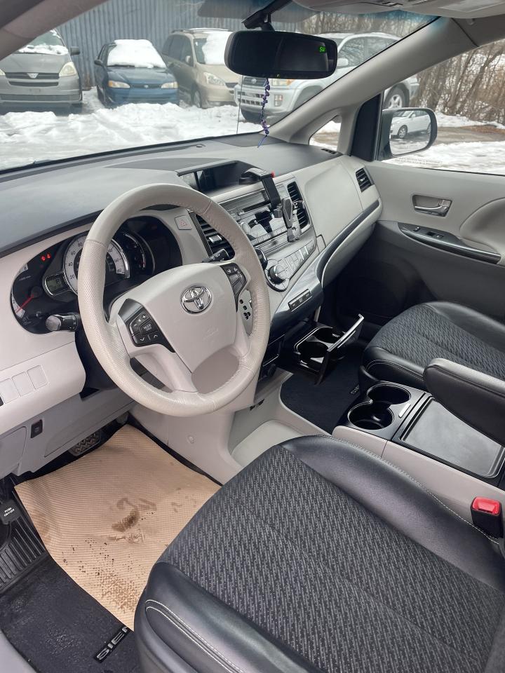 2014 Toyota Sienna SE 8 PASS BACKUP CAMERA SUNROOF LEATHER Photo