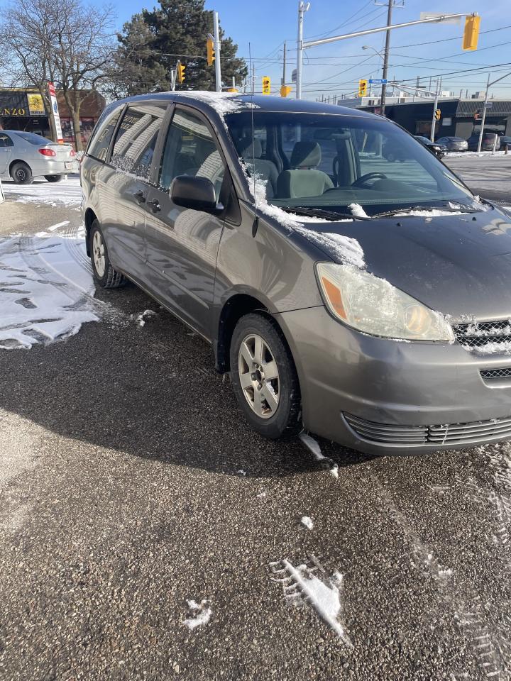 2004 Toyota Sienna 4dr CE 7-Passenger ALLOYS Photo2