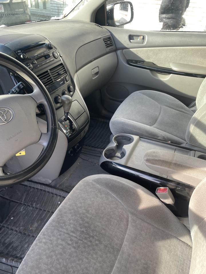 2004 Toyota Sienna 4dr CE 7-Passenger ALLOYS Photo